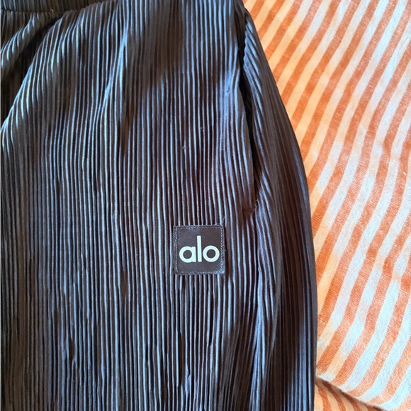 ALO Yoga High Waist Micro Plisse Straight Leg Pant - Picture 3 of 6